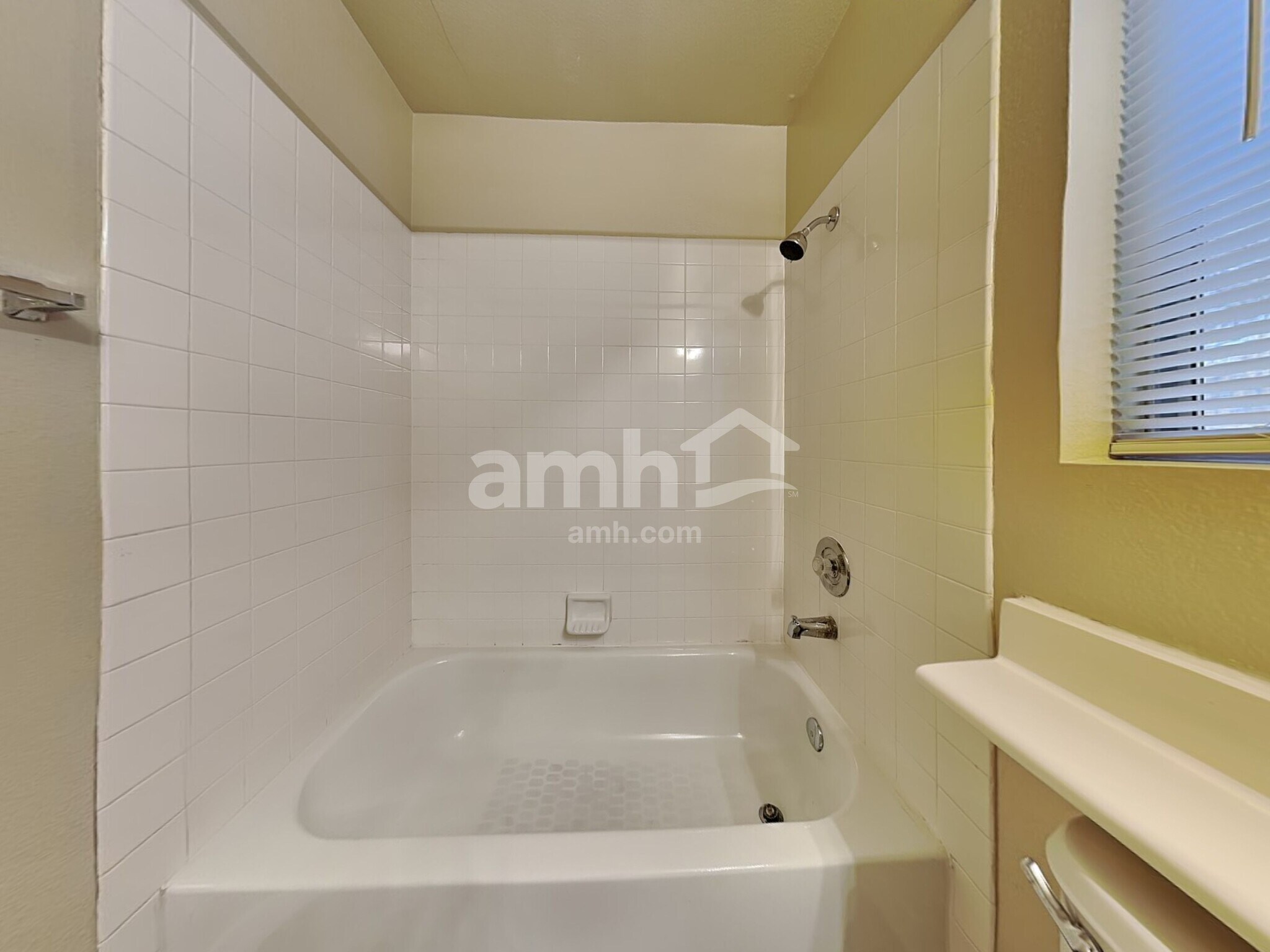 Building Photo - 8713 Sandringham Ave