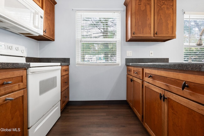 Building Photo - 9 Wake Robin Rd