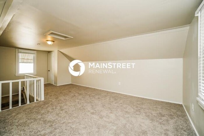Building Photo - 3 Bedroom Pet-Friendly Home in Columbus, OH with Main Street Renewal