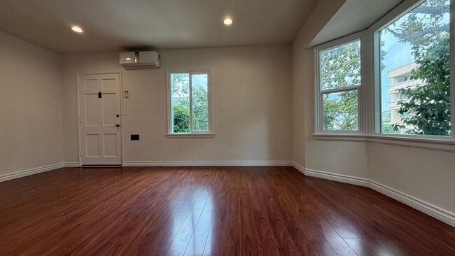 Building Photo - 304 E Valencia Ave