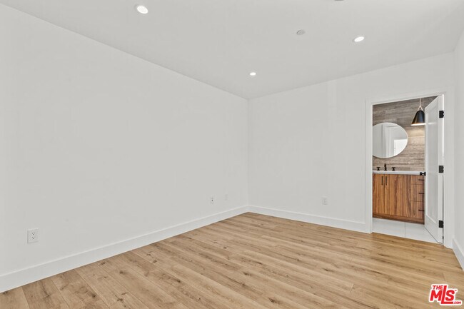 Building Photo - 5536 Tova Rd