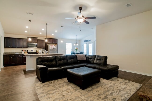 Building Photo - Beautiful 4 bedroom home in Pace