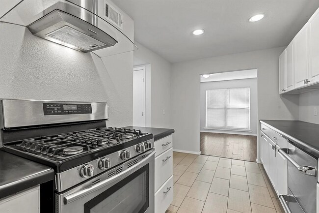 Building Photo - 6024 Westridge Ln