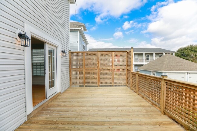 Building Photo - Beautiful Move-In Ready craftsman style home in Norfolk!