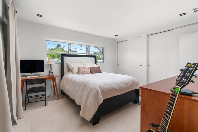 Building Photo - 273 Tropic Dr