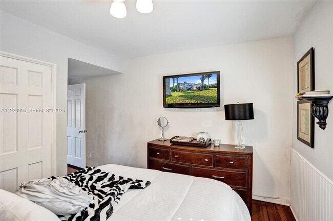 Building Photo - 940 Hollywood Blvd