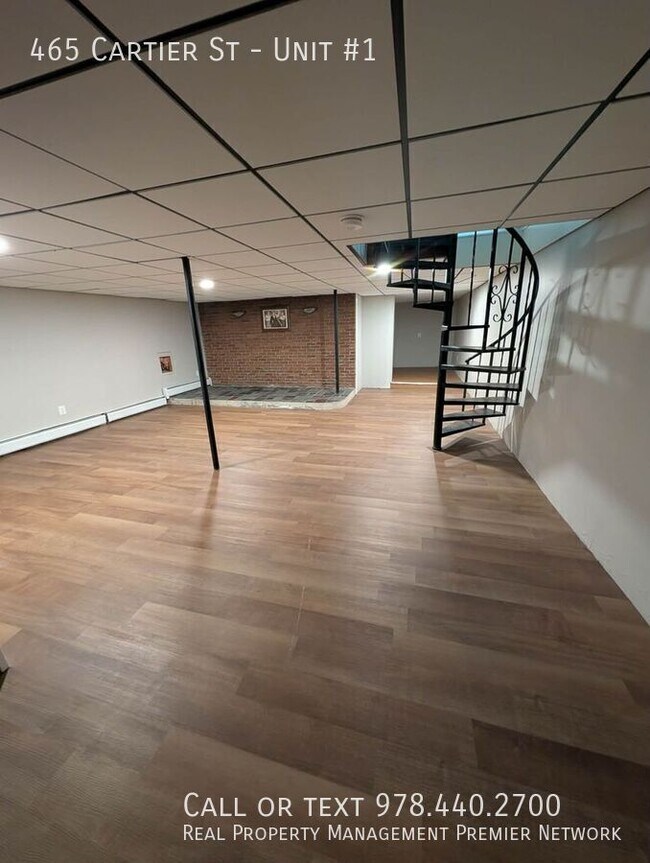 Building Photo - 465 Cartier St