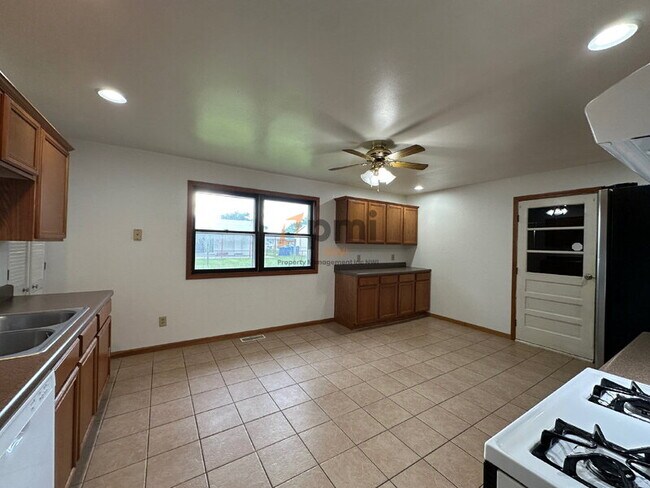 Building Photo - 732 N State Rd 149