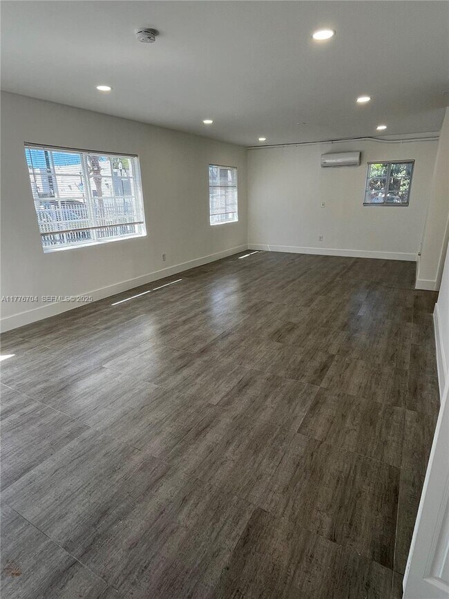 Building Photo - 7116 Bay Dr