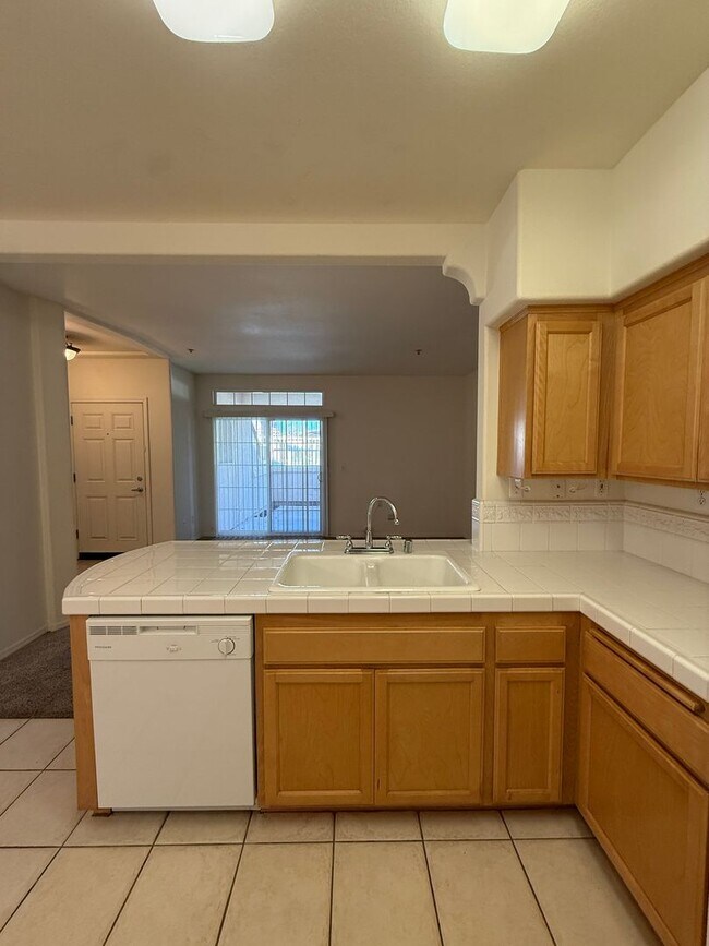 Building Photo - Centrally Located Downstairs Condo in the Oak Creek Villas