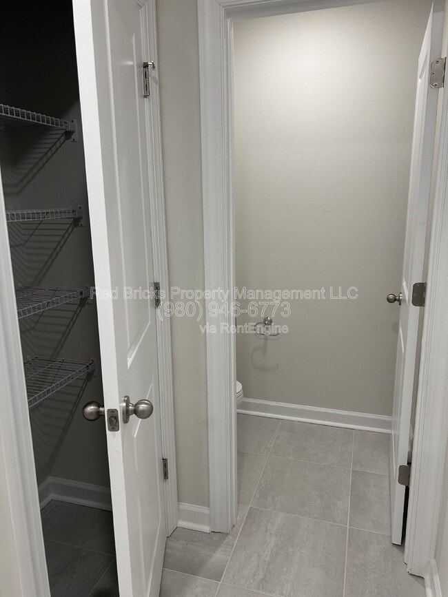 Building Photo - 1816 Braemar Vlg Dr