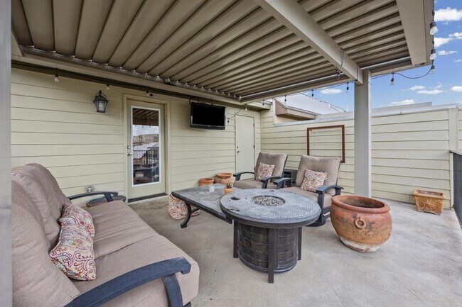 Building Photo - 1112 Highknoll Ln