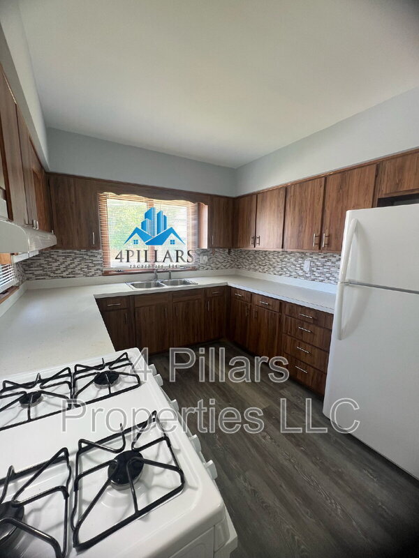Building Photo - 106 Belden St