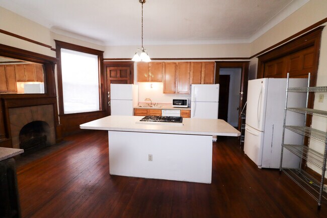 Building Photo - 2705 Eden Ave