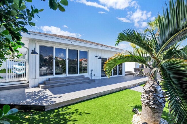 Building Photo - 17026 Bay St