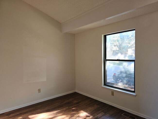 Building Photo - 3 Bedroom Raised Ranch Duplex with Garage Space