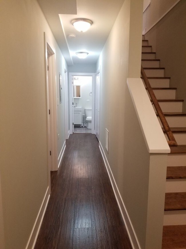 Building Photo - UIC East Campus/Pilsen/Duplex