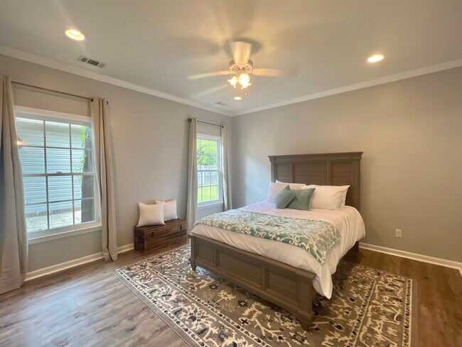 Building Photo - 190 Oak St