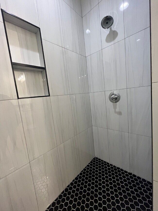 Building Photo - 2 Bedroom Home with Easy Access to Slide Road