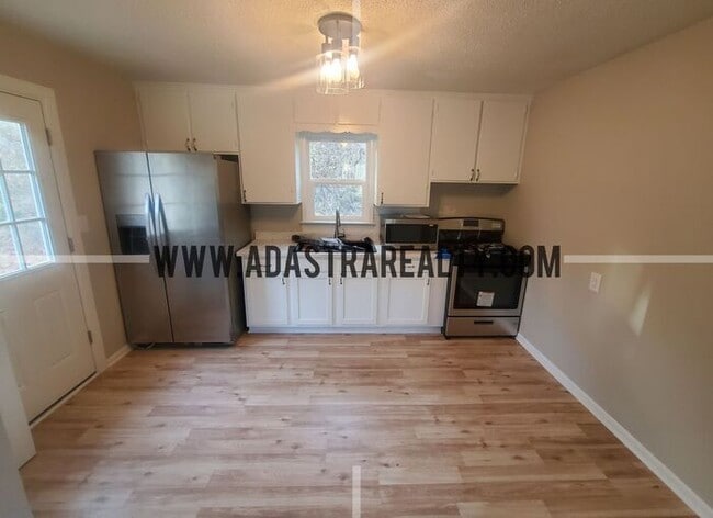 Building Photo - Completely Renovated Duplex in KCK, Beautiful Finishings-Available in MAY!!