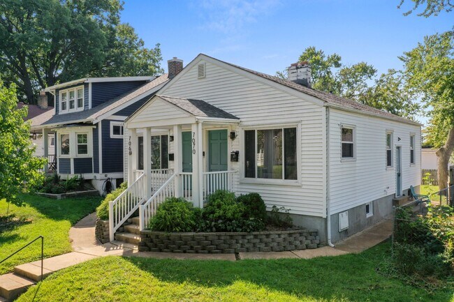 Building Photo - Chic French-ish Town-Cottage