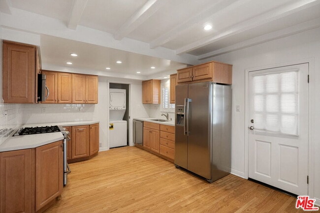 Building Photo - 329 N Swall Dr