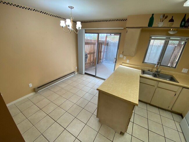 Building Photo - Two Bedroom Town Home on Florida Rd.