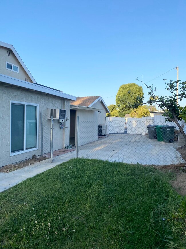 Building Photo - 1604 Avenida Del Vista