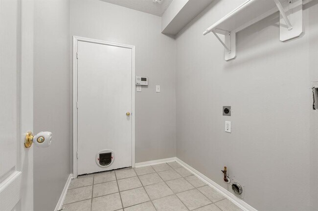Building Photo - 6209 Fawnlake Dr