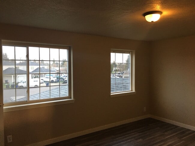Building Photo - Updated Duplex -3 Bedroom 1.5 Bath - 4886 Fergus Avenue!