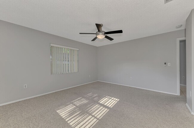 Building Photo - STUNNING 3 BEDROOM, 2 BATHROOM, 2 CAR GARAGE HOME LOCATED IN THE HIGHLY SOUGHT AFTER BRIARWOOD CO...