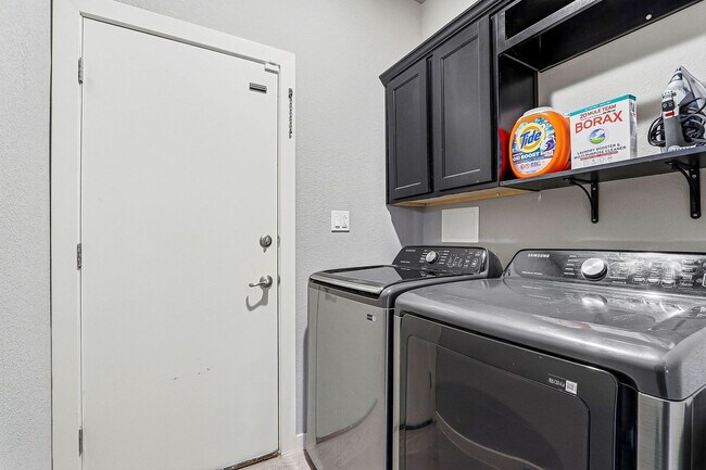 Building Photo - BEAUTIFUL FAR EAST HOME RIGHT OFF I-10, PET FRIENDLY WITH NO BREED RESTRICTIONS