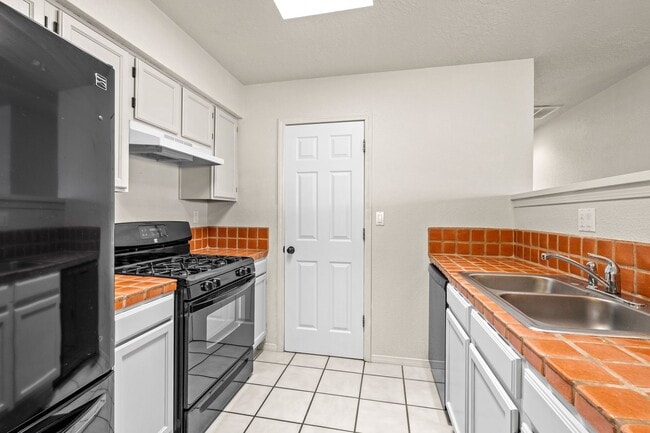 Building Photo - Foot Hills ! 2 bed/2 Bath home boasts beautiful views of the Mountains and the Lights of Albuquer...