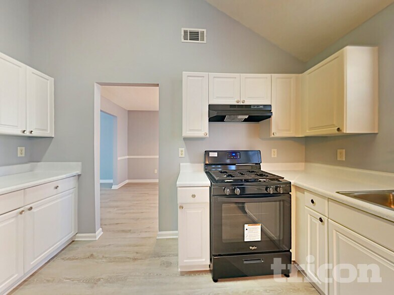 Building Photo - 1100 Village Oaks