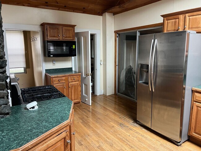 Building Photo - Sunny 2 Br / 1 BA Apartment in quiet area of Middleboro