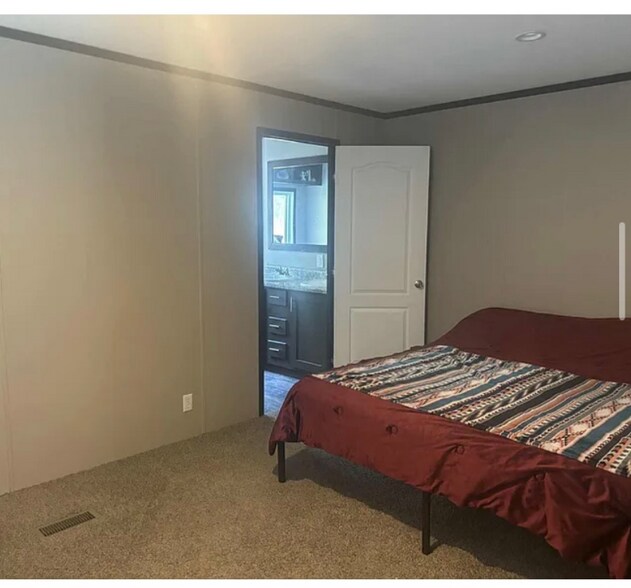 Building Photo - 911 Little Ln