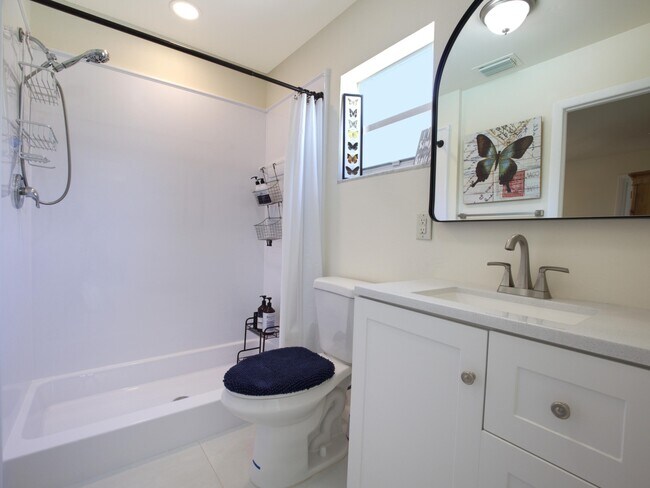 Building Photo - 218 S Sequoia Dr