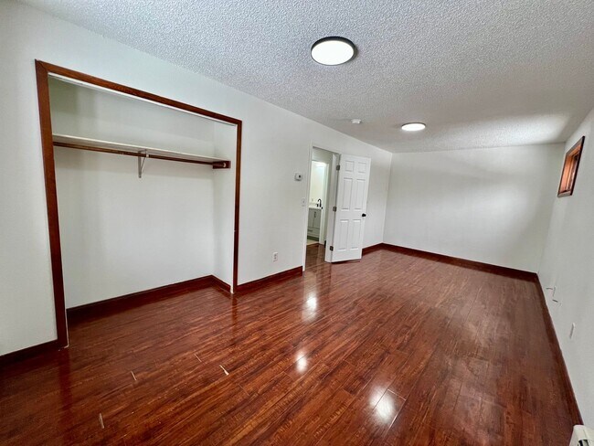 Building Photo - Waves Rd *