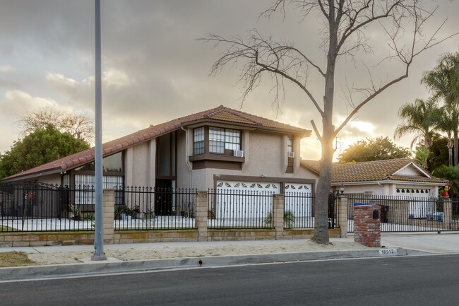 Building Photo - Large 5bd Home in Northridge with Pool!