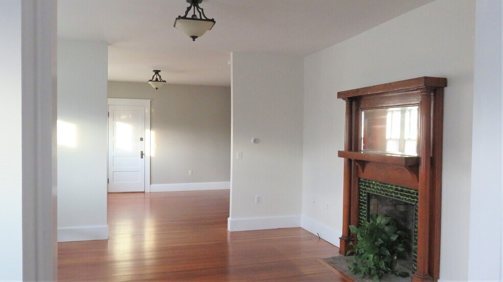 Looking from front parlor toward back door - 21 Courtland St