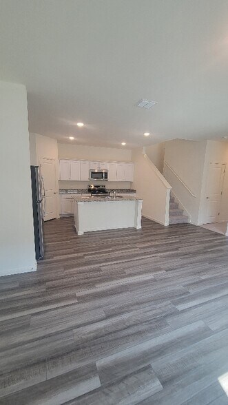 Building Photo - 16100 Larustinus St
