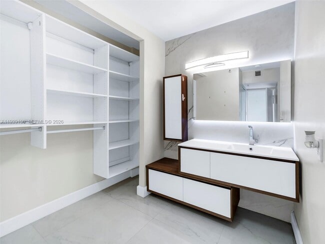 Building Photo - 20505 E Country Club Dr