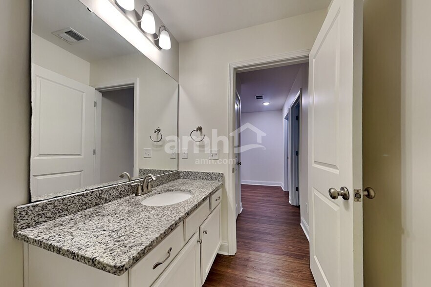 Building Photo - 218 Swan Dr