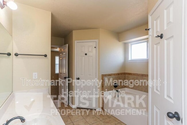 Building Photo - 401 W Libra Dr