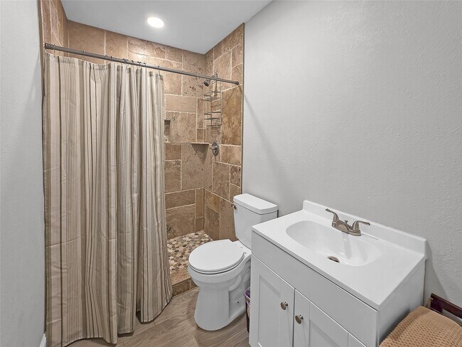 Building Photo - 7013 Hemlock St