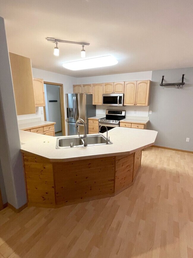 Building Photo - Large 4 bd, 2.5 bath home for rent in Nort...