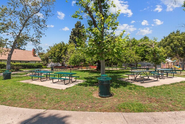 Building Photo - Spacious 3 Bed 2 Bath Townhome in Villa Po...