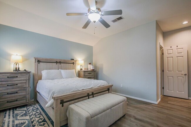 Building Photo - Well Maintained 4 Bedroom 2 Bath Home with...