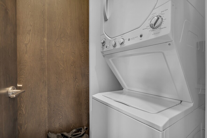 Building Photo - 438 Selden St