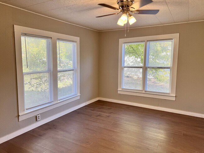 Building Photo - Quiet, 2 Bed 1 Bath Home In Burkburnett